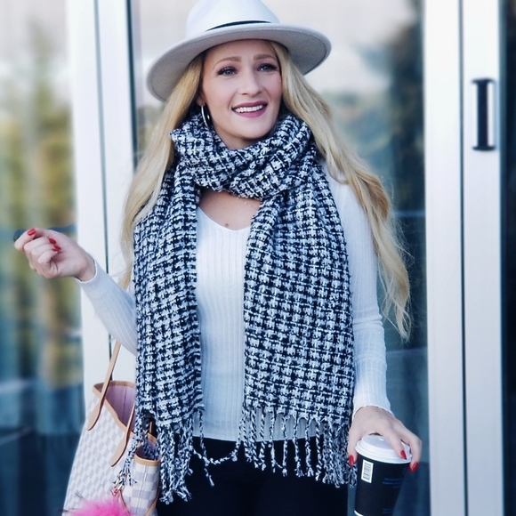 womens Oversized Winter knit with fringe Scarf - Black / White - Picture 2 of 6